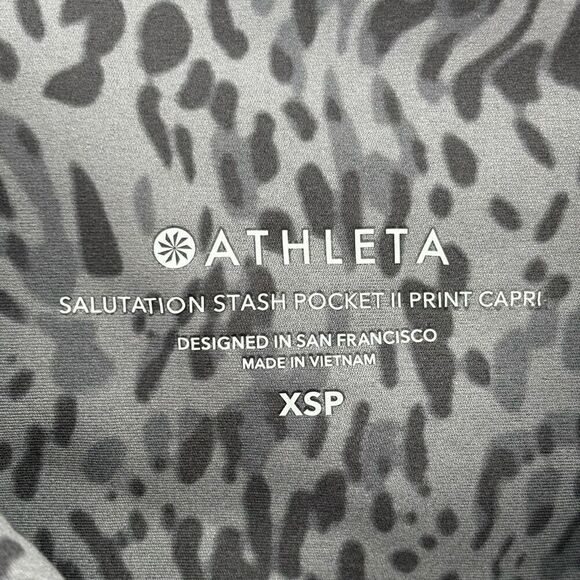 Athleta SALUTATION STASH POCKET II CAPRI LEOPARD Gray Lavender XSP - Picture 2 of 10